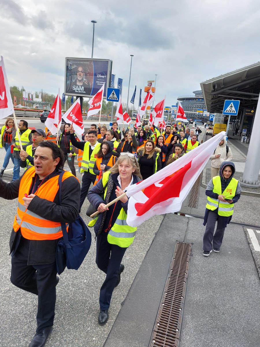 Erfolgreicher Warnstreik bei AHS gegen das Tarifdiktat der GF. Wenn erforderlich kommen wir wieder "
Heute am Hamburger Flughafen.