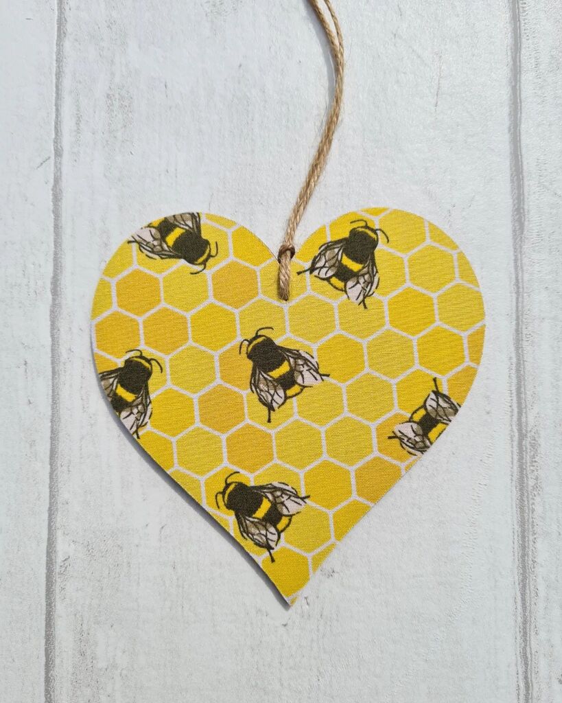 New honeycomb bee hanging hearts available on our website 🐝💛
#heartdecoration #hangingheart #beeheart #beedecor #beedecoration #beegifts #beefabric #woodendecor #woodenheart #madeat42 #Wokingham #berkshire #bee #bees #beesofinstagram #beehome #beelov… instagr.am/p/CrbU0y9t0bs/