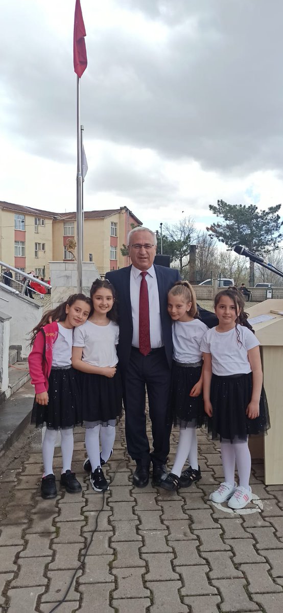 kigimem12's tweet photo. 23 Nisan Ulusal Eğemenlik ve Çocuk Bayramını, ilçe protokolü Halkımız ve öğrencilerimizle, büyük bir çoşkuyla kutladık.
#23NisanKutluOlsun 
@KigiKaymakam 
@IkisMuhammet 
@bingolmem 
@kigimem https://t.co/AVYEJLD9dU