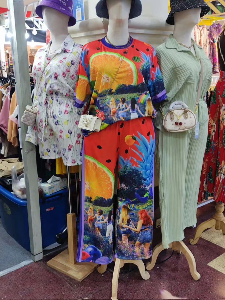 คิดไรมาก ชุดวันแรก สดใส สีตามเมน ตรงบรีฟทุกอย่าง