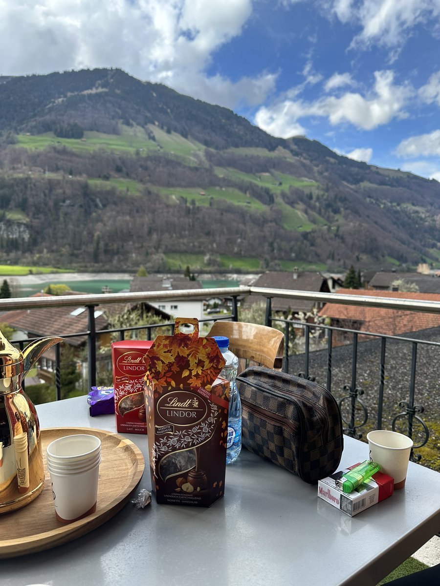 #سويسرا  " لاتعاملني إلا بالركاده مثل شيٍ خايف عليه 
والله ان ترى غيرك ودَه بس يسّلم علي