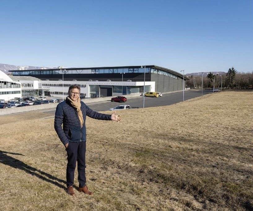 Fréttaljósmyndin af manninum sem byggði ósýnilegu þjóðarhöllina á skilið meira lof.