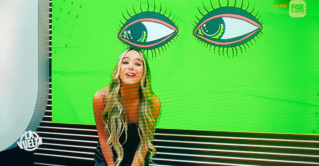 LuliQuiroga18's tweet photo. Hoy la diosa de la awe en #LaVueltaPorFoxSports y empezando la semana bien arriba!!! ☺️ Siempre sonriendo, con info de la fecha de la LPF y lo que se viene en las copas! Mucha info y buena onda. No lo viste? Repe a las 00 hs y 7 AM.😉
Te amooooooo mucho @solangerivas !🖤 #Look40 https://t.co/GSbW4zsi04