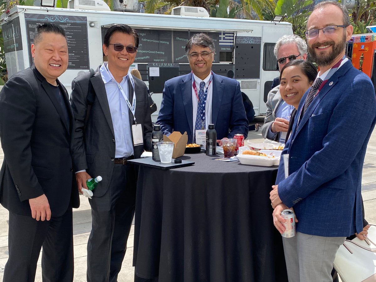 Great spending time with some intellectual giants at the last day of #AANS2023. (And the food trucks were 🔥🔥)

@NeurosurgUCSF @AANSNeuro @JohnRatliffMD