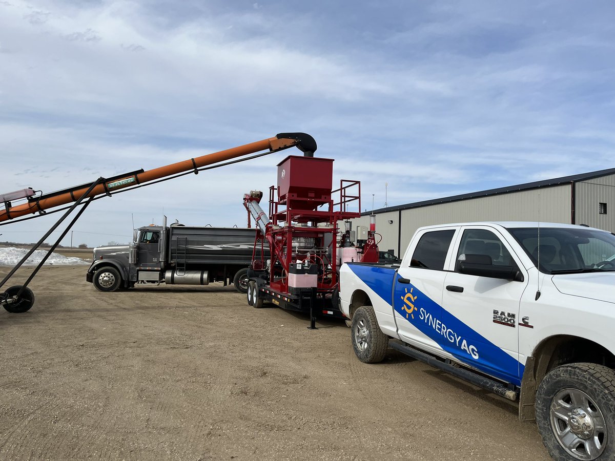 The first bushels of Plant ‘23 are running through the treater! Did you know we can apply up to 4 different products onto your seed? Help get your seed off to its BEST start! 🌱
#rootsyoucancounton