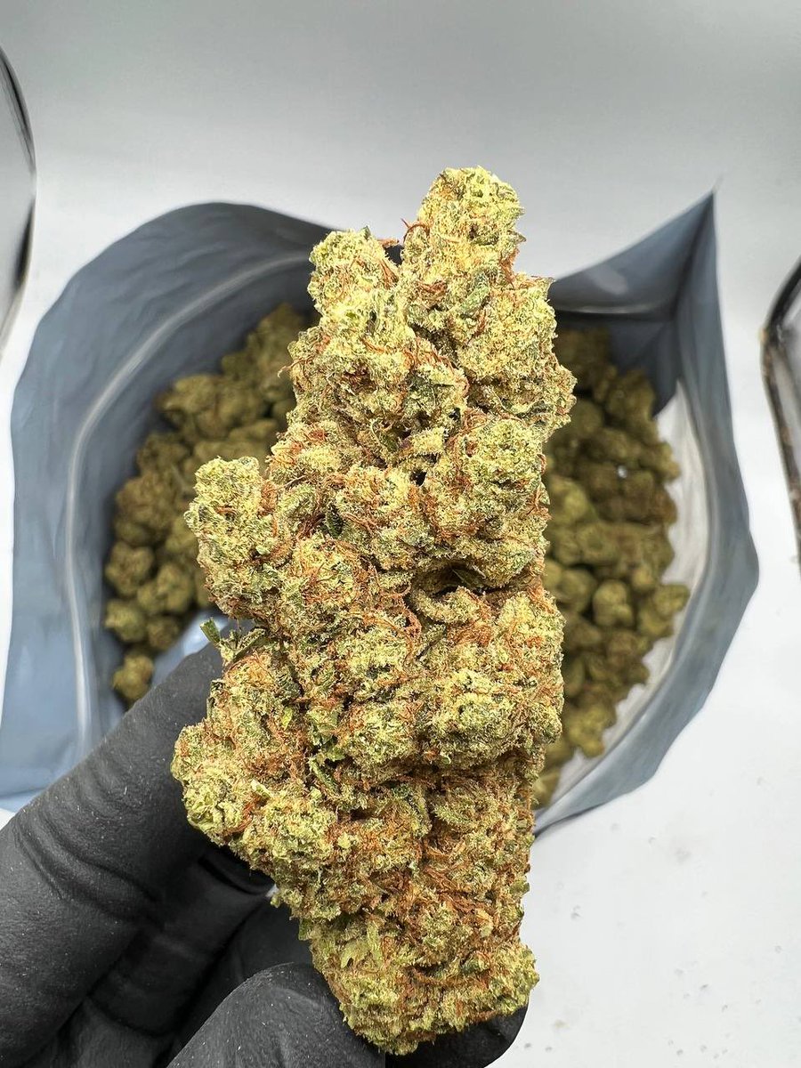 Retweet, like, smoke and mind your own business 👩‍💼 🥂a bag at $700. Sour Diesel ⛽️