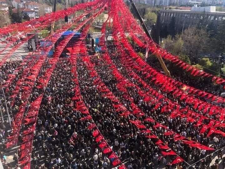 Bu kalabalık akp mitingine benzemez bunlar toplama değil hak hukuk adalet için toplanan vatandaşlar.
Teşekkürler Uşak👍👏