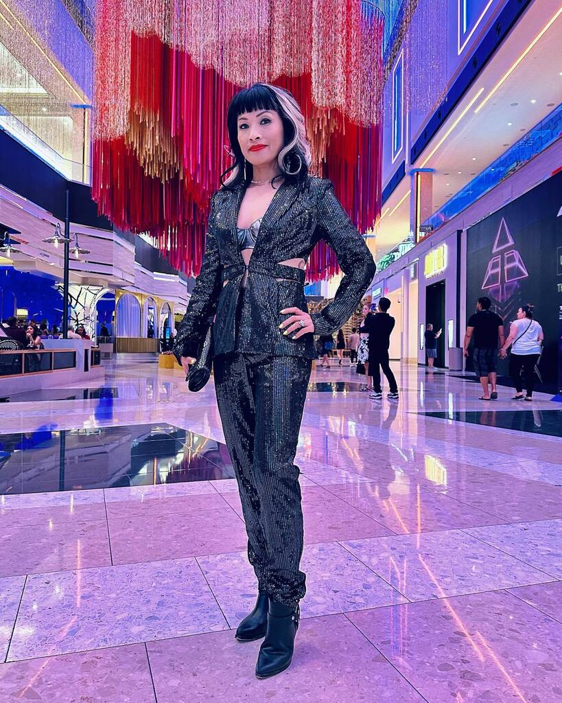 DJ1CON's tweet image. #momsgonewild weekend with my besties in Vegas to see the opening of the #Transfix art show. Congrats to the artists and everyone who worked hard to get this to the public! 👯‍♀️🔥 instagr.am/p/Crb44MUvgFM/