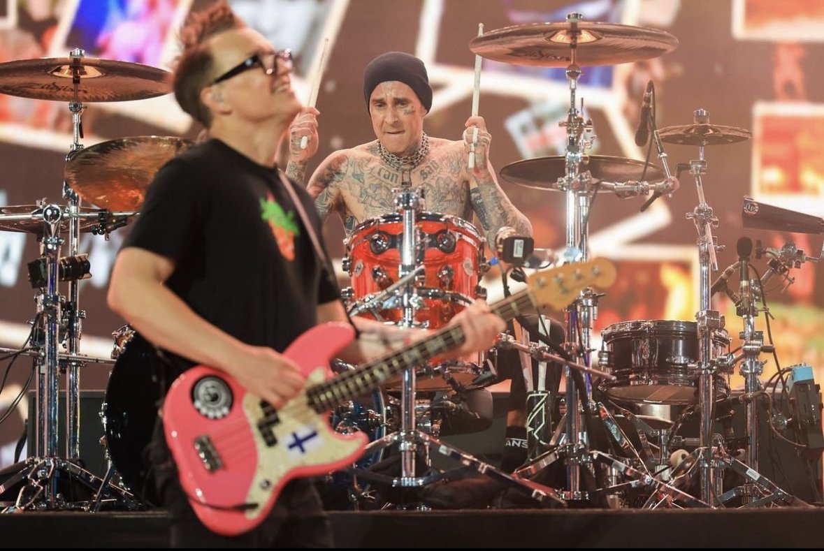 blink182py's tweet photo. blink-182 live at Coachella 🌴 Week 2 🎡 https://t.co/QtkmmZXKEs