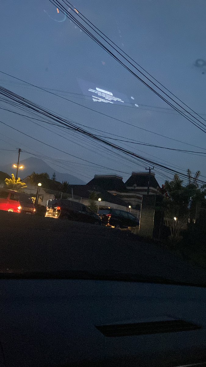 kenyangabis's tweet photo. Tolong bgttttt pak polisi,  buka one way turun dari puncak plss, ini macet bgtt parah ga gerak😭😭😭😭😭😭😭😭😭😭😭😭 https://t.co/tSZ9h1lYXB