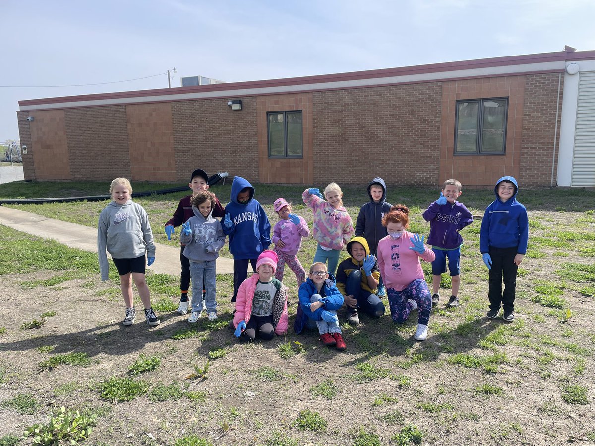 marciewarner28's tweet photo. @CentralPauline 2nd graders picking up litter for Earth Day! 🌎 #wearePC #PCproud #PCMissionPossible https://t.co/D7MufSpCJq