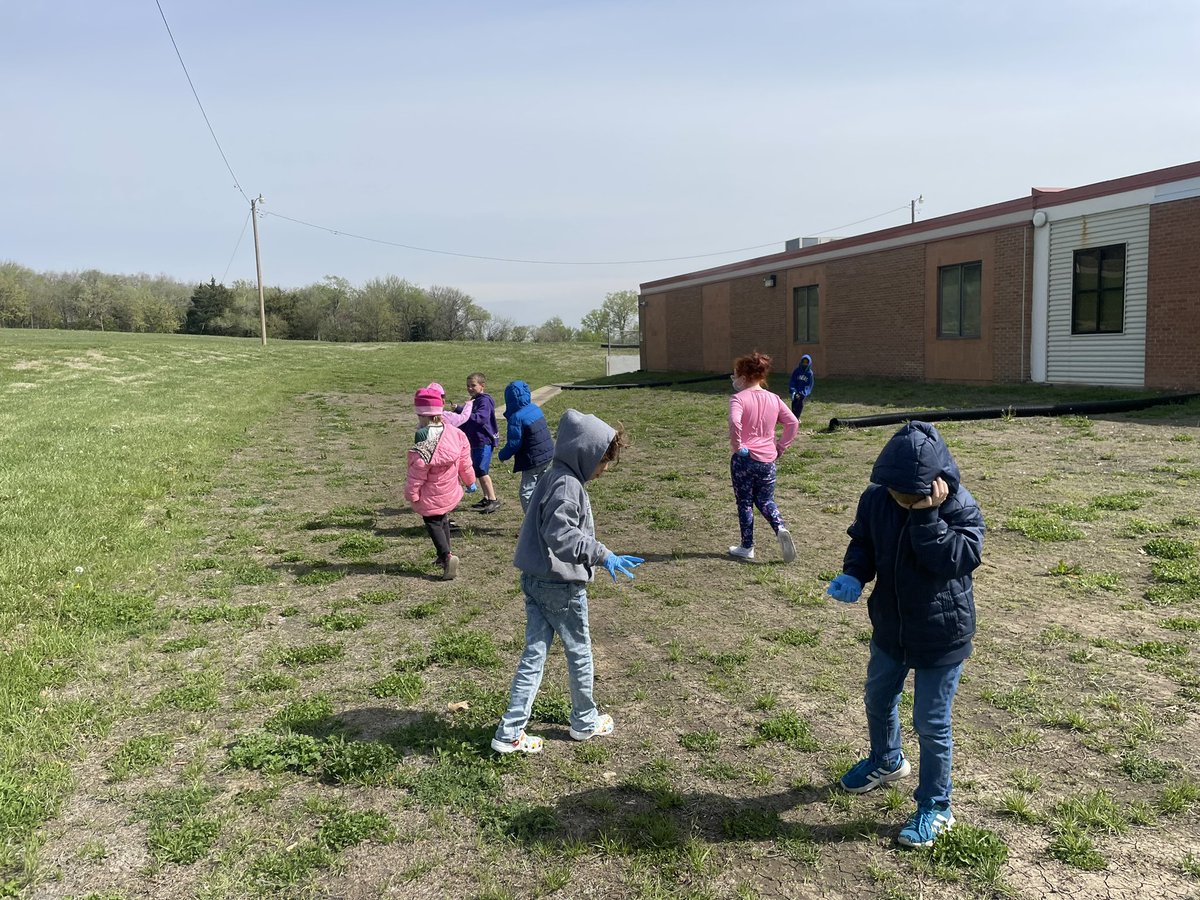 <a href="/CentralPauline/">Pauline Central Primary School</a> 2nd graders picking up litter for Earth Day! 🌎 #wearePC #PCproud #PCMissionPossible