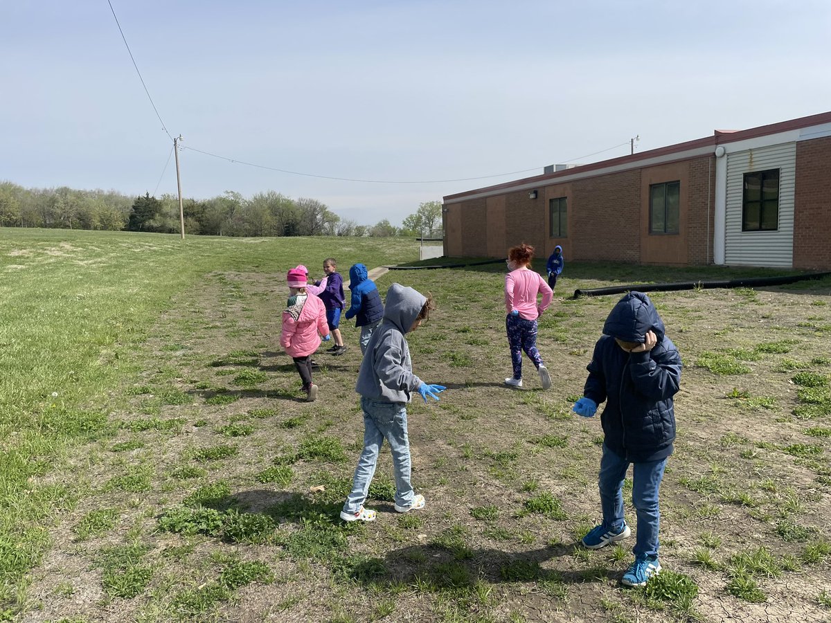 @CentralPauline 2nd graders picking up litter for Earth Day! 🌎 #wearePC #PCproud #PCMissionPossible