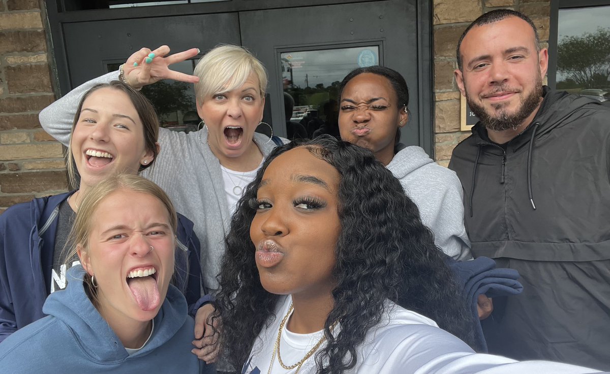 JesseeNikki's tweet photo. I will miss this entire group of people. Thanks for the memories and just being awesome! #Seniors #BestAssistant 
💙🏀🦁 https://t.co/wmT5DL4Xnr