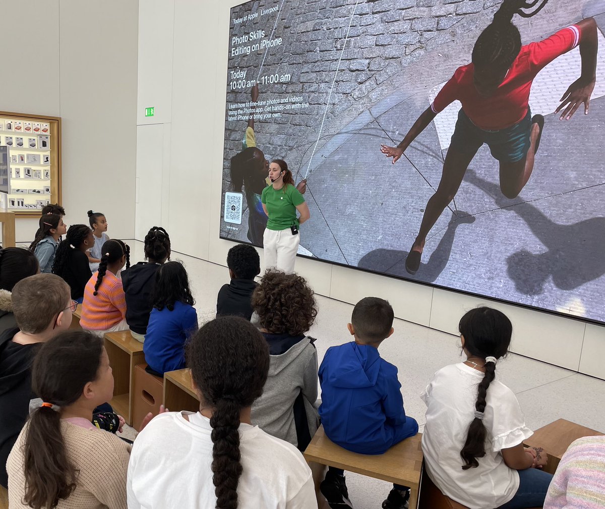 Y4stsilasREMAT's tweet photo. This morning, we visited @Apple for a photo editing workshop as part of our new Computing unit! We learnt how to crop an image, apply a filter and adjust the colour and tone! πΈπ#SilasComputing #TodayAtApple @stsilasschool https://t.co/xYelPZnVCx