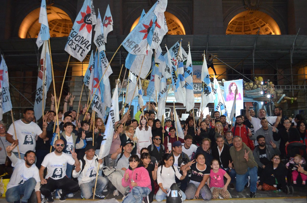 PMCapital's tweet photo. #ElDeporteConCristina
El viernes pasado, en la puerta de tribunales, el deporte llamo a romper a la proscripción impuesta por la mafía judicial contra @CFKArgentina
#CFK2023
#PeronismoMilitante
#PMCABA https://t.co/Qwwl7YR9ob