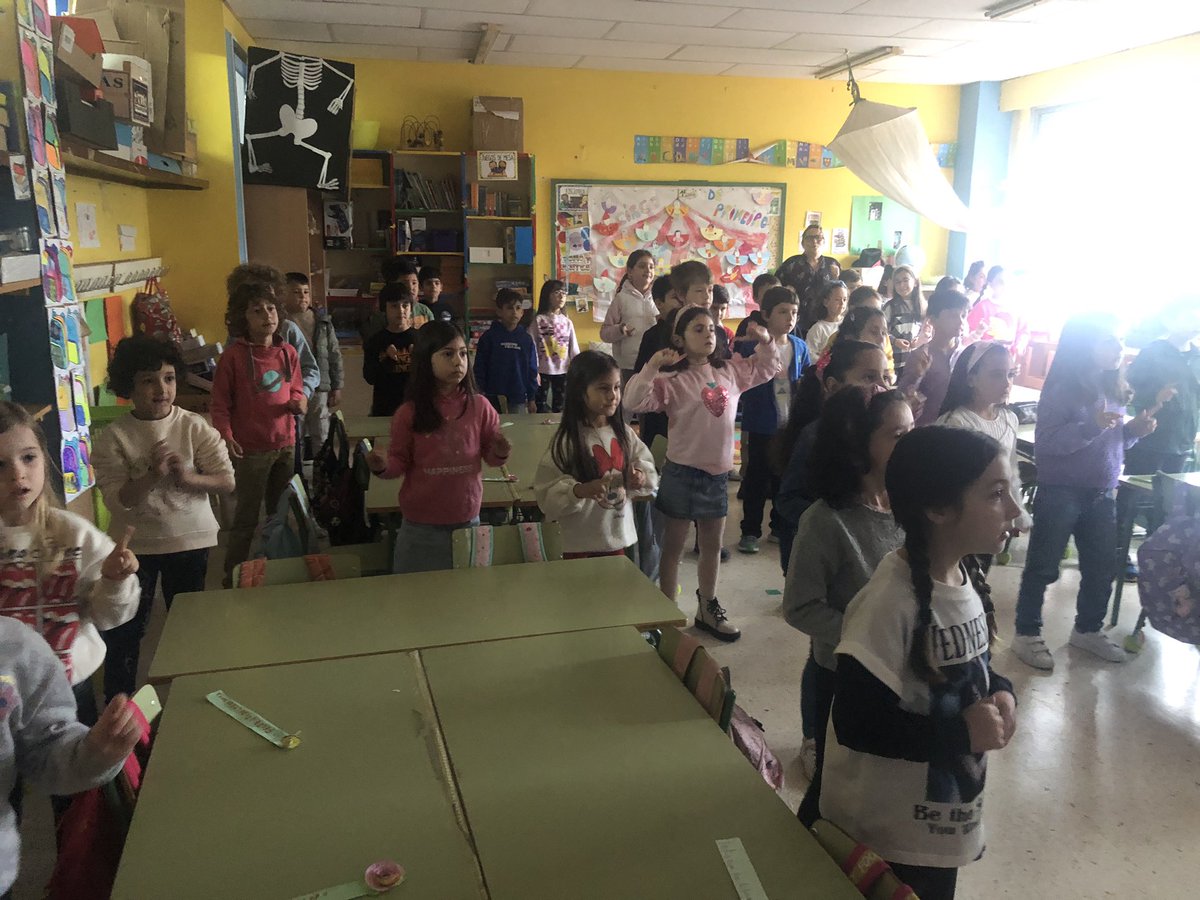 CEIPLAREDO's tweet photo. Ensaio Xeral #primeirociclolaredo da canción 🎶 🎵 “Colle o teu libro!” 📕📚📖 para desfrutar o día 26 en Redondela na III Edición Lecturas na Rúa organizadas polo #CEIPPlurilingüeSantaMariña en colaboración co #concellodeRedondela 📕📚📖 https://t.co/LAkOVMLduk