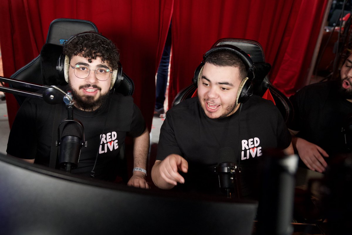 red___live tweet media