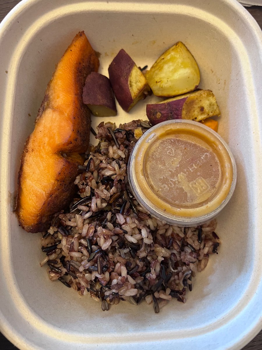 alice_with_2's tweet photo. @sweetgreen worst meals I’ve ever gotten through doordash. Everything was dry and the wild rice was too hard to chew. Never ordering from this place again. First and only time. https://t.co/ywkI1CWAD4