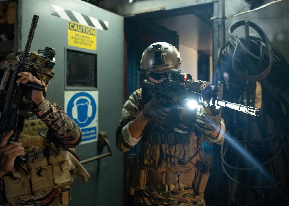 GO! GO! GO! | 🇵🇭 #Navy's elite special operations forces <a href="/navsocom/">NAVAL SPECIAL OPERATIONS COMMAND</a> carry out GOPLAT takedown &amp; recovery simulation drill alongside 🇺🇸 counterparts during #Balikatan 2023

📸: MC1 Daniel Gaither, <a href="/USNavy/">U.S. Navy</a> 

#FriendsPartnersAllies  
#ModernandMultiCapablePHNavy 
#AFPyoucanTRUST