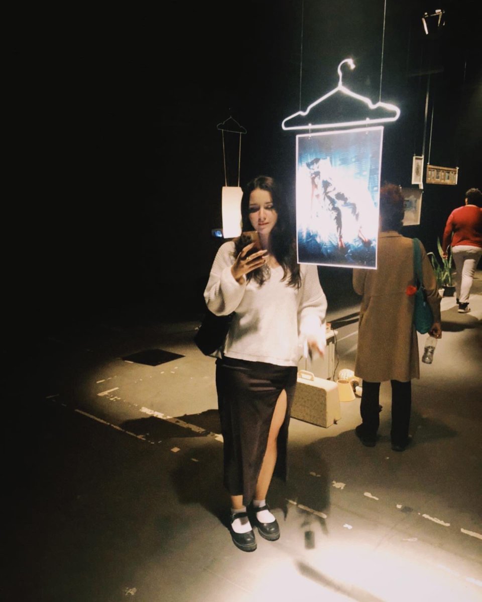 Celebro 1 ano que me mudei pra São Paulo com um dos meus clicks preferidos de ‘Aleito’ exposto no #centroculturalsp 🤍 Boba demais.