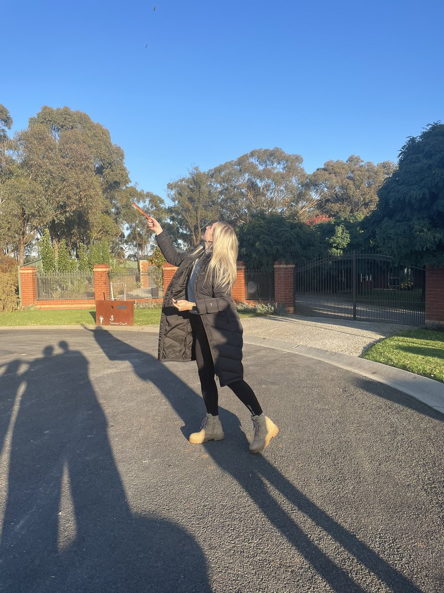 Jraa111's tweet photo. #anzac2023 #bendigo #tribute Continuing our driveway service to all that fought for this 💙 #twoup https://t.co/Ij9VcaUkkF