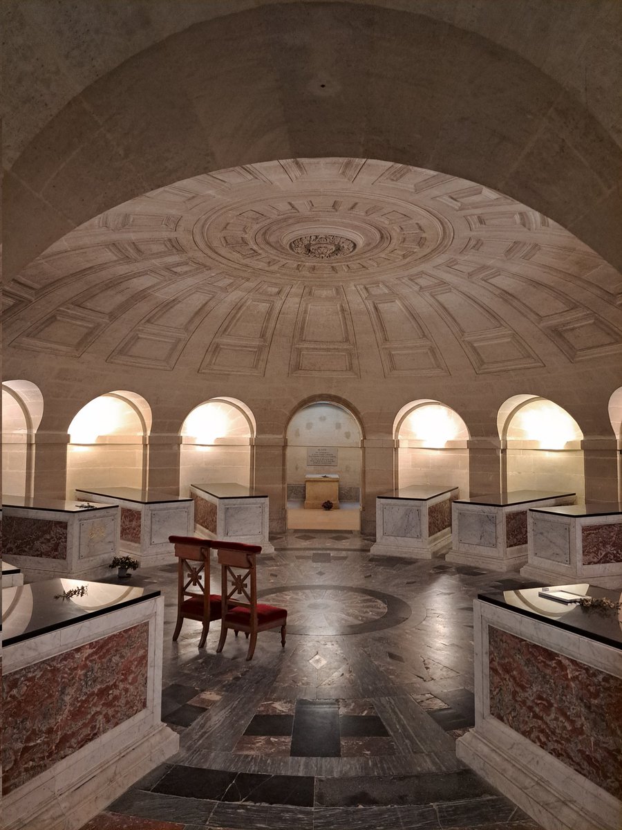 ThsMorel's tweet photo. La chapelle royale de Dreux, ce n'est pas seulement la nécropole des Orléans, c'est aussi le reposoir des arts français, en particulier les vitraux de la manufacture de Sèvres peints par Ingres, Delacroix, Larrivière ou Wattier. Un véritable monstre sacré ! https://t.co/GAJngFnJUZ