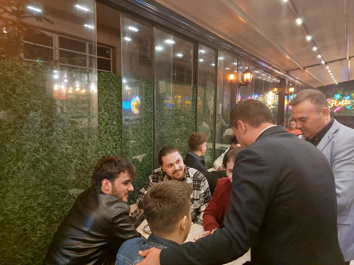 Milletvekilimiz Selman Oğuzhan Eser ve İl Teşkilatımız  ile birlikte, gündemi ve seçimi yakından takip eden gençlerimize 1. İstasyon caddesi üzerindeki kafelerde masalarına misafir olduk. Türkiye yüzyılına emin adımlarla gençlerimizle birlikte yürüyebileceğimizi anlattık.