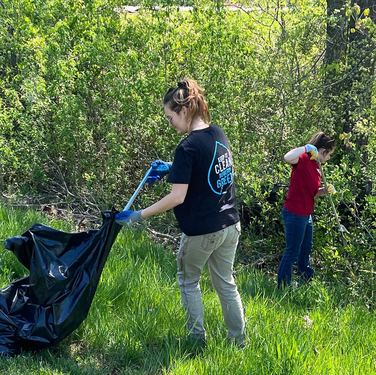jc_parcc's tweet photo. We had a successful Earth Day clean up! Thanks to everyone who came out and helped 🌎 #JCPARCC #EarthDay https://t.co/An6uhvta3O