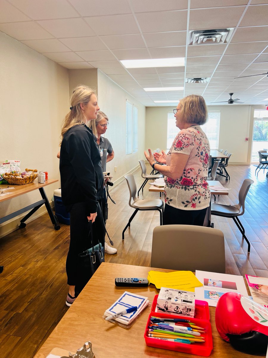 Integrity's therapists specializing in #Parkinsons came together for #ParkinsonsMonth to educate those affected by it at the Bell County Area Parkinson's Support groups in Killeen and Temple. 💙💪

#MotivationMonday #ParkinsonsAwareness #KeepOnFighting #NeurologyAwareness