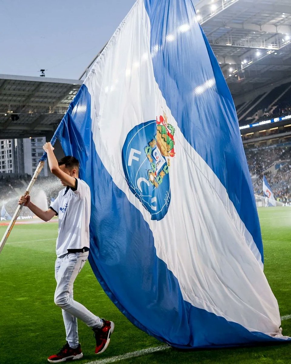 🔵⚪️ FC Porto após o 25 de Abril: 

▫️25 Campeonatos 
▫️15 Taças de Portugal 
▫️23 Supertaças
▫️1 Taça da Liga
▫️2 Champions League 
▫️2 Liga Europa 
▫️1 Supertaça Europeia 
▫️2 Taças Intercontinentais 
▫️71 Títulos Totais

Benfica + Sporting = 67 títulos totais 🤭