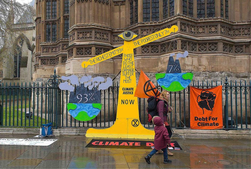 The climate scales of justice or injustice depending on your point of view. 93% of the climate crisis is caused by rich countries and 7% caused by poor countries yet it is  poor countries in the Global South who suffer most from climate chaos. #ClimateJustice #NoNewFossilFuels