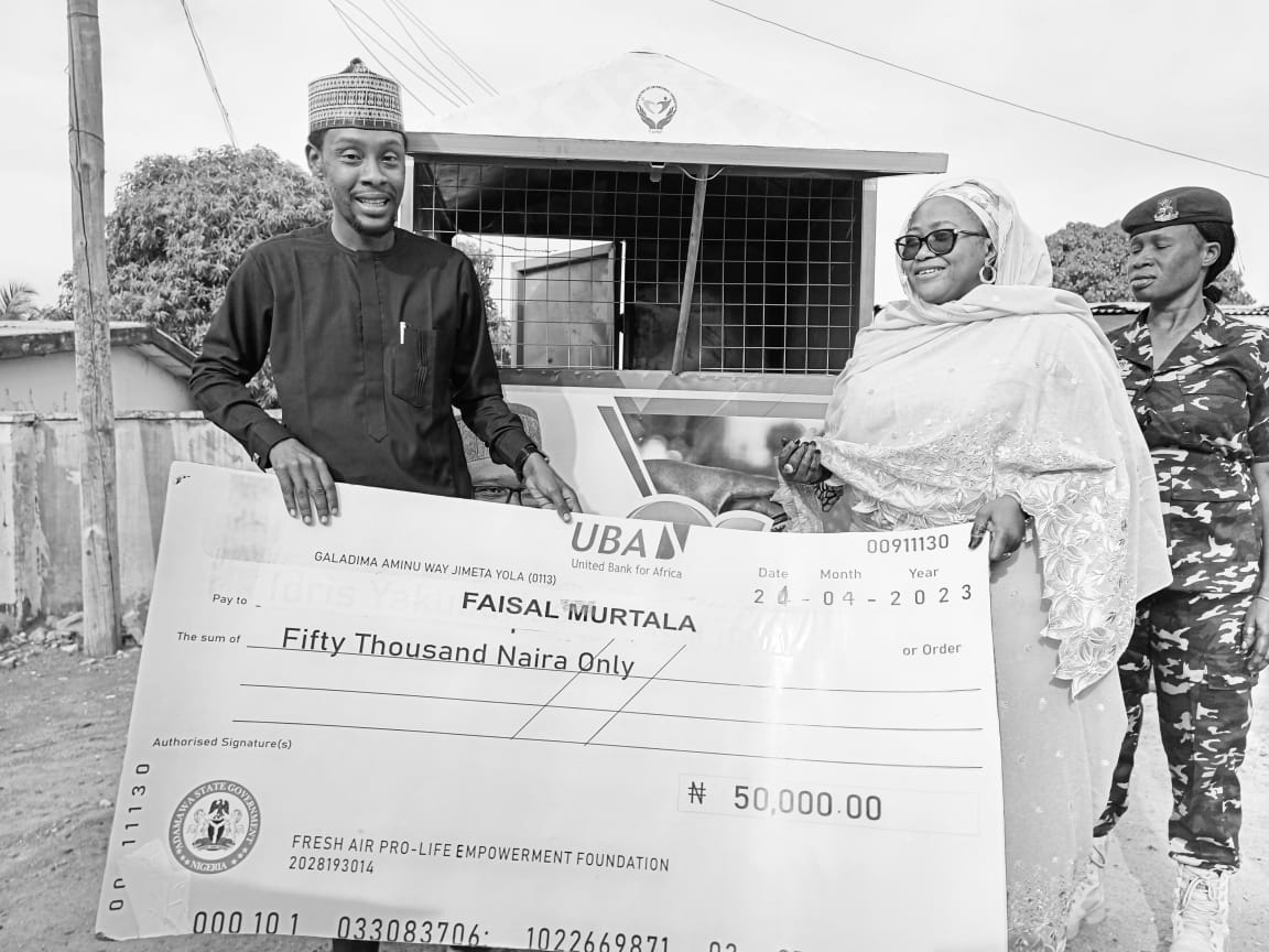 AdamawaO's tweet photo. Today, 𝐇𝐚𝐣𝐢𝐲𝐚 𝐋𝐚𝐦𝐢 𝐀𝐡𝐦𝐚𝐝𝐮 𝐅𝐢𝐧𝐭𝐢𝐫𝐢, the wife of Adamawa State Governor, is taking steps and continuing to empower the youth in the state by distributing the fourth batch of POS booths to selected youths to assist them become self-sufficient. https://t.co/s2IwtqJWeV