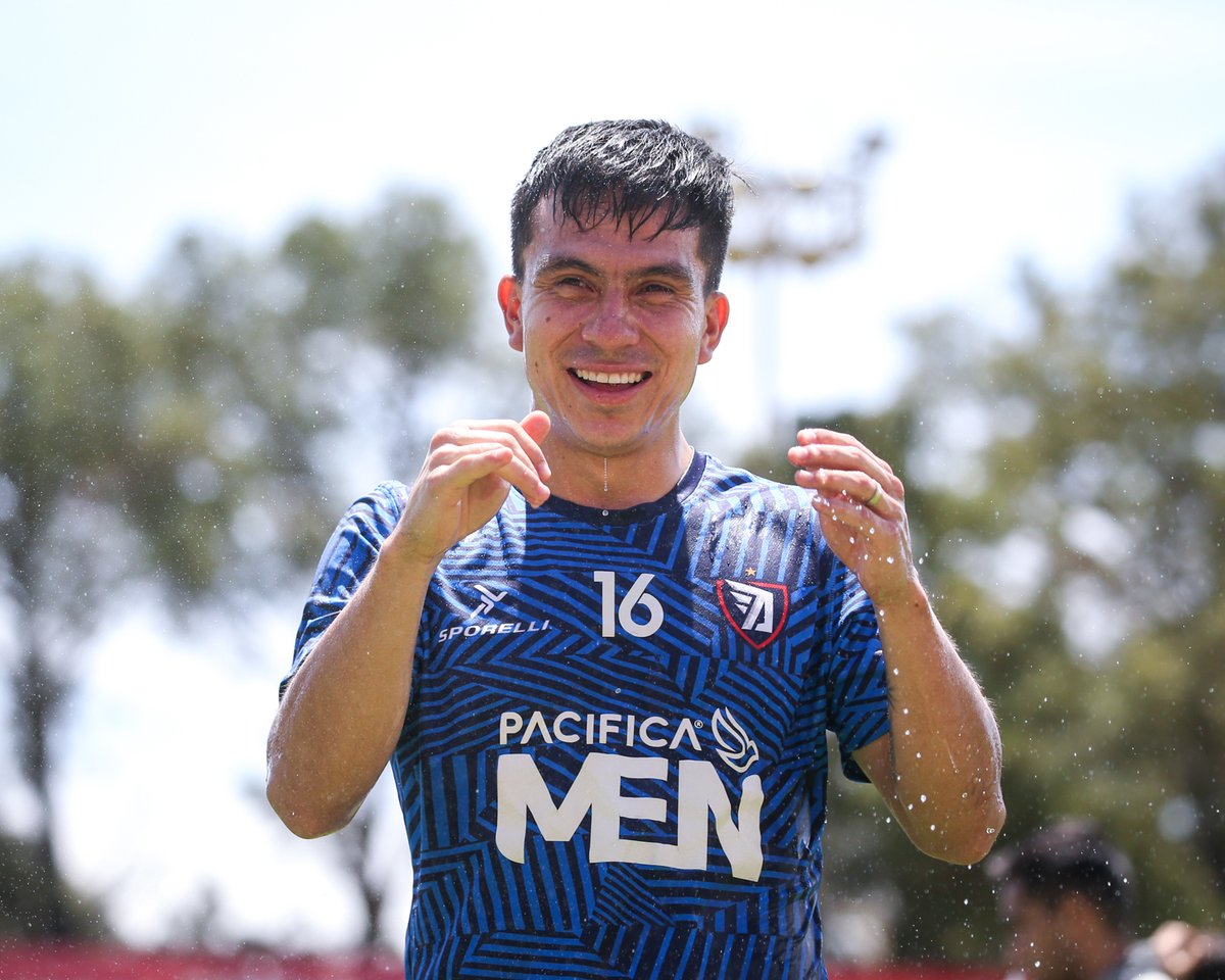TepatitlanFC's tweet photo. - Oye, @osvaglezz, ¿En Tepa hace calor? 🥵
- Pues... 💦😁

#SangreAlteña 🔵🔴 https://t.co/5FTrZtgYA4