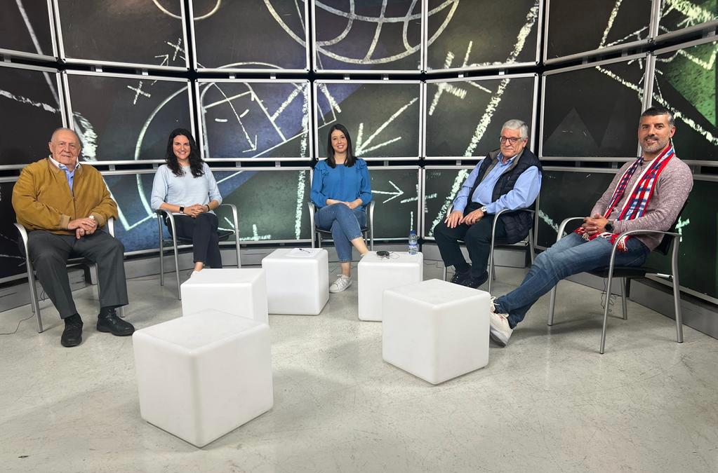 Miquel Muñoz (@miquel_m_m) on Twitter photo No us podeu perdre la tertúlia d'avui del <a href="/tempsafegit9/">Temps afegit</a> !! Ha estat top!! (Regal inclòs ❤️🤍)
Parlarem del clàssic #BarcaAtleti , del #RCDE i del #futfem !!
Molta tralla i molts riures!!💪⚽😂 No us podeu perdre la tertúlia d'avui del <a href="/tempsafegit9/">Temps afegit</a> !! Ha estat top!! (Regal inclòs ❤️🤍)
Parlarem del clàssic #BarcaAtleti , del #RCDE i del #futfem !!
Molta tralla i molts riures!!💪⚽😂