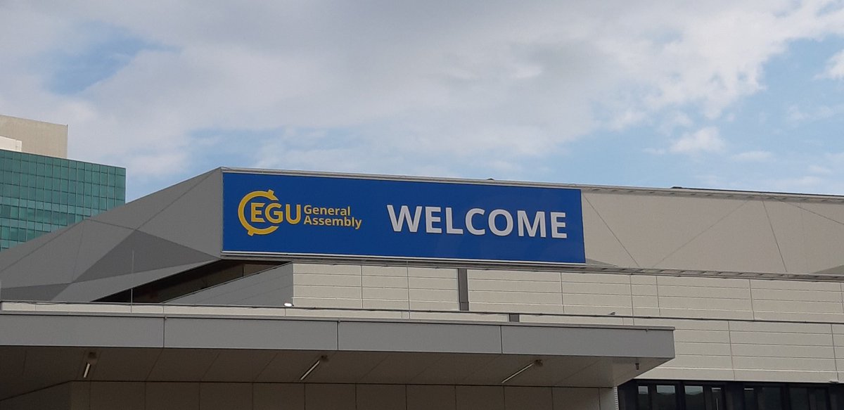 Great first day at #EGU23! Enjoyed SSS4.7 very much with very nice talks of @jul_schroeder, @t_camenzind, Rob A. Schmitz and G.R. Smith. Special congrats to my colleagues @MMohrlok and to Christoph Gall who aced his first conference talk 👏🥳