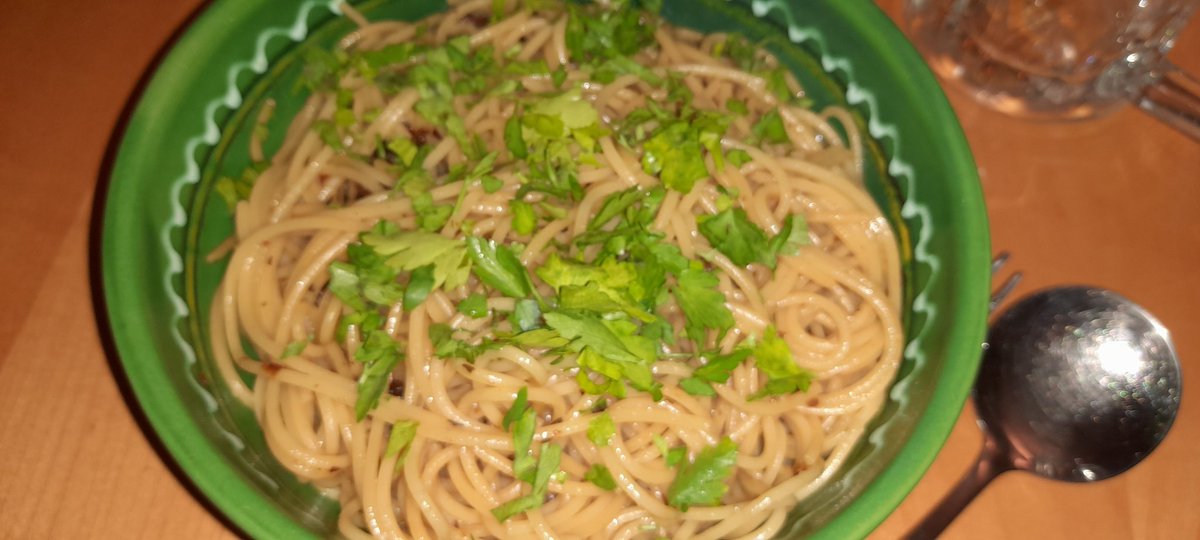THerzlieb's tweet photo. Spaghetti aglio olio mit getrockneten Tomaten und frischer Petersilie. 

#timkocht
#vegan https://t.co/6uT8CvKGbG