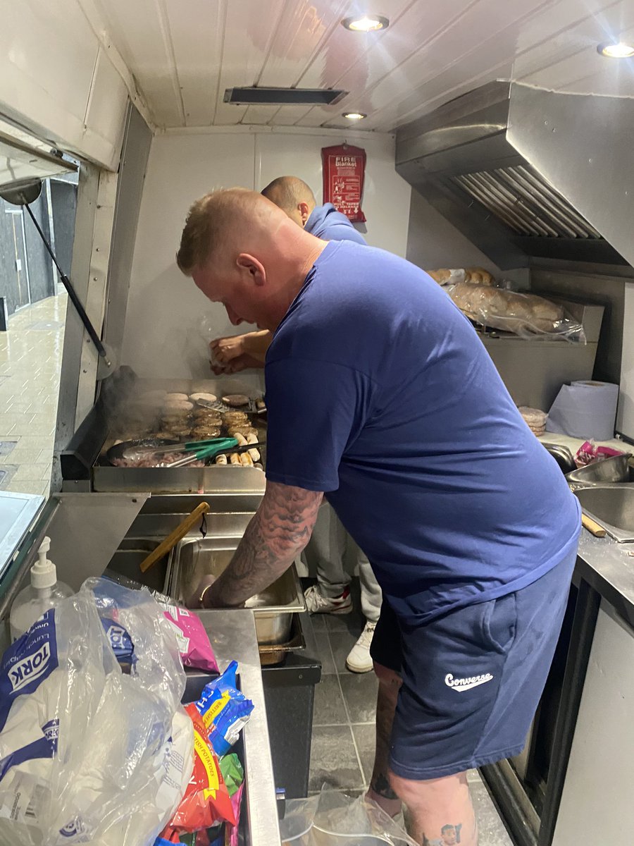 Homeless_hub's tweet photo. 80 burgers, plus hot drinks and snacks provided to those in need in Croydon.

“Too often we underestimate the power of a touch, a smile, a kind word, a listening ear, an honest compliment, or the smallest act of caring, all of which have the potential to turn a life around” https://t.co/peFfYh51cJ
