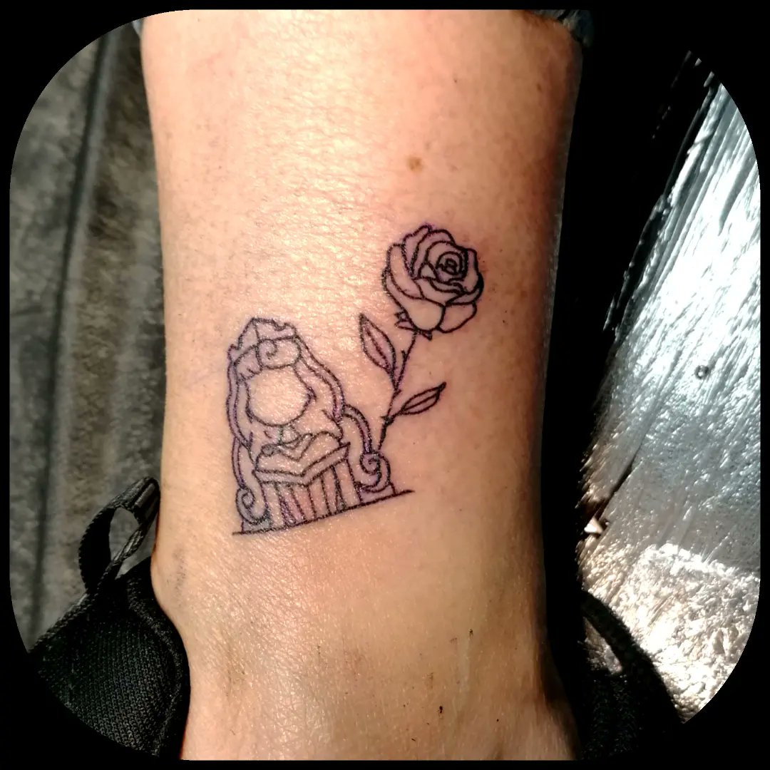 ⚔️🌹 °Sant Jordi°🌹⚔️ La Leyenda de San Jorge y el Dragón🐉. #leyendas #leyenda #historias #históricas  #tatuajesterrassa #inkloverstattoo #tattoostudio #princesstattoo #tattooprincesa #princesatattoo #princesa #rosa #rosas #rosetattoo #tatuajerosas #tattoorose