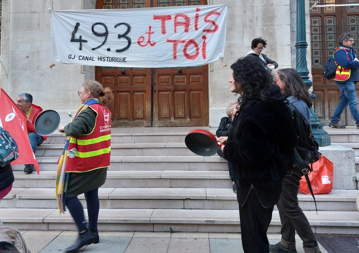 icidromeardeche's tweet photo. 🔴De nouvelles casserolades dans la Drôme contre Emmanuel Macron, à l'anniversaire de sa réélection.

Ils étaient entre 100 et 150 à Valence.

https://t.co/vv7Vu6ZwCb https://t.co/646LVF1n2K