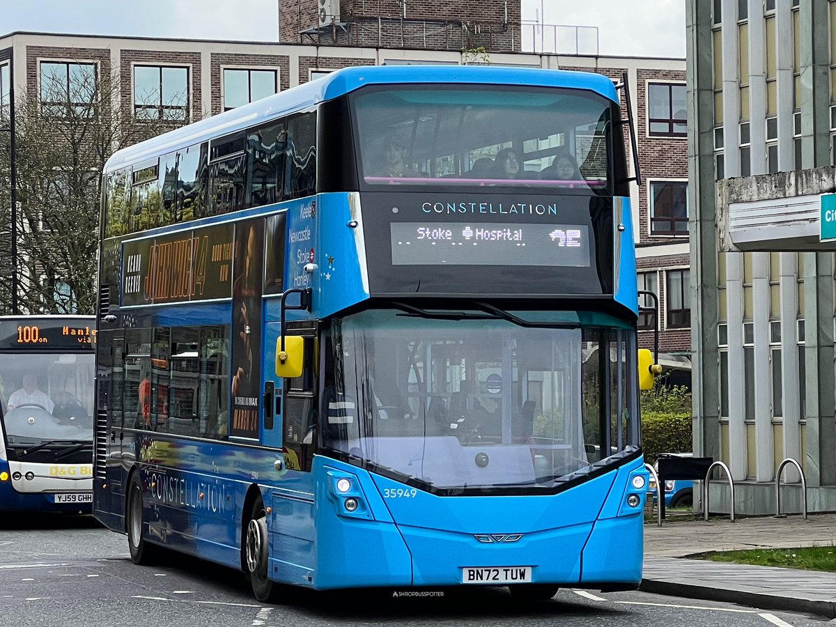 ShropBusSpotter's tweet image. First Potteries Wright StreetDeck Micro Hybrid Seen In Hanley 35949 BN62 TUW 📸🚌