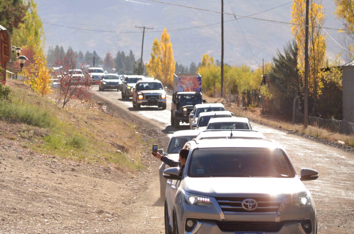 Rolo_Figueroa's tweet photo. #Caravana de agradecimiento a los miles de neuquinos y neuquinas que nos acompañaron el #16A

Debemos continuar en la senda del diálogo y los acuerdos para poder construir la provincia que nosotros queremos

#LasOvejas https://t.co/1Wm9McuIjo