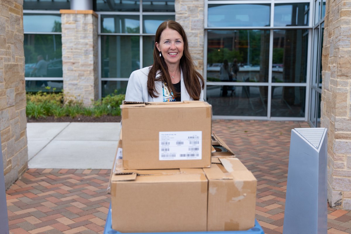 NPSchools_VA's tweet image. The Family Maternity Center at @sentarahealth Leigh Hospital welcomed a special delivery today: boxes of books for babies! NPS Early Learning &amp;amp; Title I will provide 📚 to each of the 3,200 babies born at Leigh. Parents can sign up to receive books until baby turns 5! #readytoread