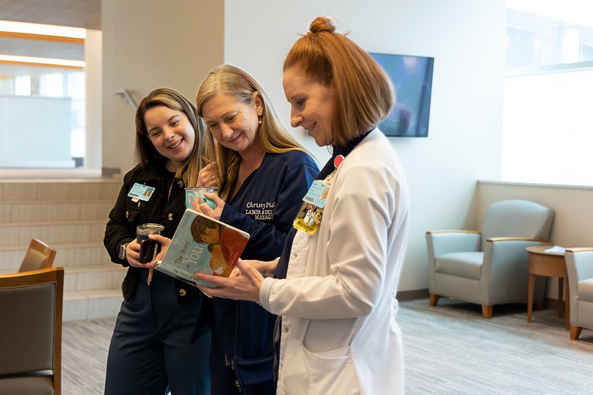 NPSchools_VA's tweet image. The Family Maternity Center at @sentarahealth Leigh Hospital welcomed a special delivery today: boxes of books for babies! NPS Early Learning &amp;amp; Title I will provide 📚 to each of the 3,200 babies born at Leigh. Parents can sign up to receive books until baby turns 5! #readytoread