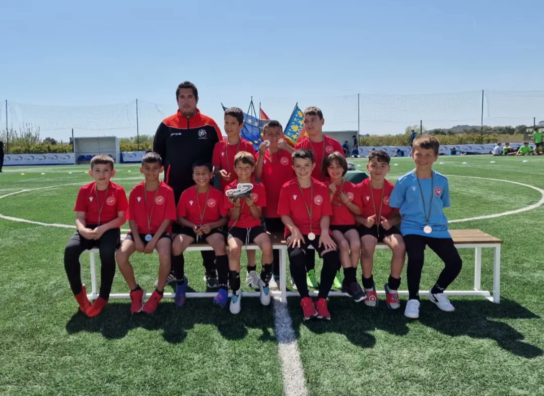 worldsoccervlc's tweet image. 👉Excelente participación de nuestros equipos AWSV en la Valencia F7 Cup 2023, obteniendo muy buenos resultados, una gran imágen y siendo CAMPEONES en la categoría Infantil🥇

👉 Gran esfuerzo y gran trabajo de nuestros jugadores y cuerpo técnico...¡¡Felicidades!!👏 #AWSV 🔴⚫