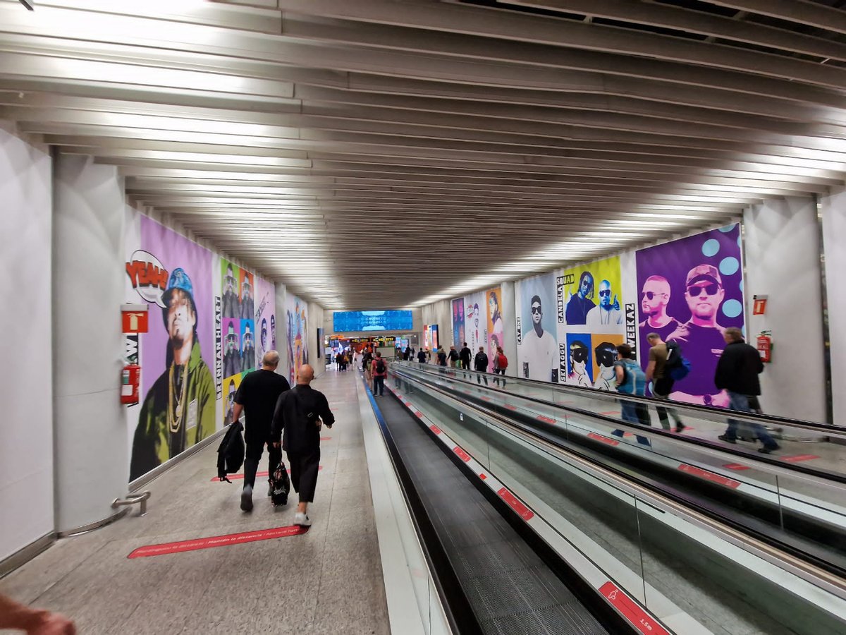 GrupoCursach's tweet photo. WELCOME MEGAPARK 
El equipo lleva a cabo una campaña publicitaria en el aeropuerto de Mallorca.  Han dado un paso más y han llegado hasta las mismas pasarelas de recogida de equipaje para recordarles que no pueden perderse sus eventos. 

noticia completa: https://t.co/qmiB1ySNTv https://t.co/5hGf2KRO46
