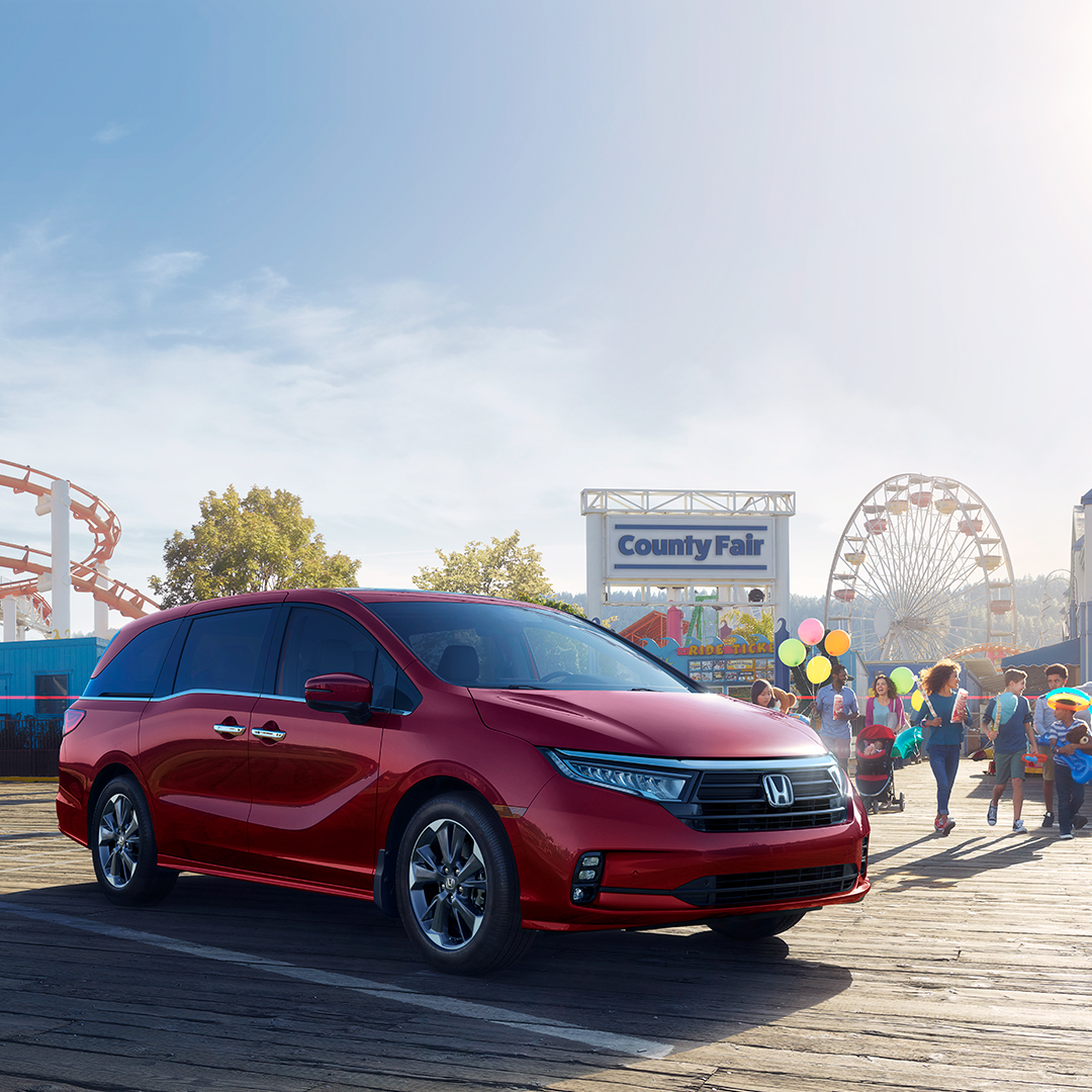 Sometimes, getting the whole family in the car is a ride in itself. 
#HondaOdyssey  
---
Parfois, faire monter toute la famille dans la voiture est une aventure en soi.
#HondaOdyssey