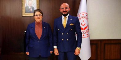 ay_moon_ay's tweet photo. Aile Bakanı Derya Yanık'ın, 17 yaşındaki bir çocuğu istismar eden bir sapıkla, Aile Bakanlığı'nda görüşme yaptığı haberine erişim yasağı getirildi. https://t.co/pxyYgkjDsC