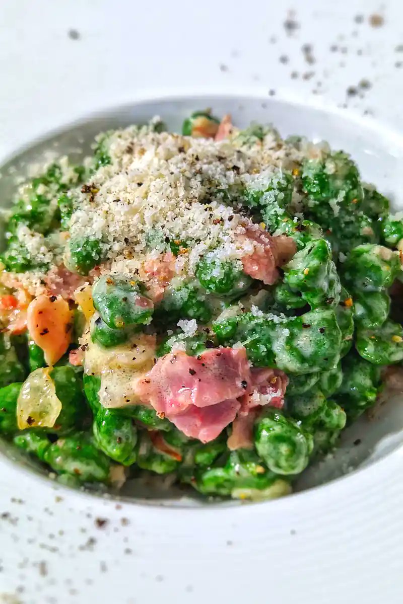 DStaudenmaier's tweet photo. Der Seelenwärmer aus dem Alpenland: Südtiroler Spinatspatzlen in einer Schinken-Sahne-Sauce bei #CucinaePassione https://t.co/p4tard14nQ https://t.co/mJH06v6uXm