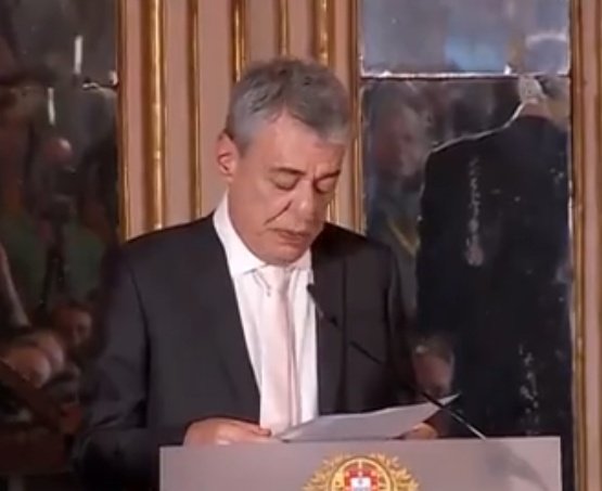 Chico Buarque dedicou o prêmio Camões a todos os artistas que foram humilhados e ofendidos durante os últimos 4 anos do desgoverno bolsonaro.

"No que se refere ao meu país, quatro anos de governo funesto duraram uma eternidade, porque foi um tempo em que o tempo parecia andar